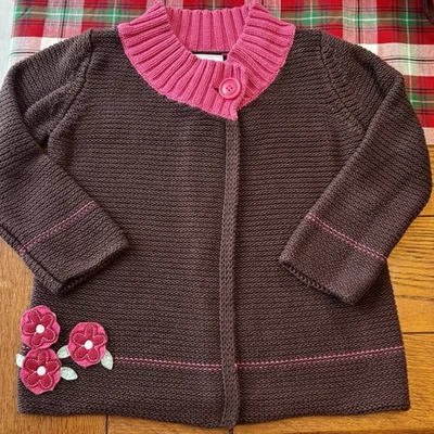 Suéter Itty Bitty Niñas Bordado Grande Marrón Rosa Flores Botones Foto 1 de 4