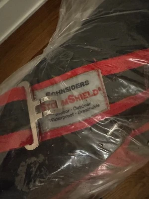 StormShield Blizzard Heavyweight Horse Turnout Blanket - Black + Red, Size 80 - Image 1 of 4