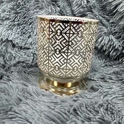 Candelabro mediano pedestal geométrico Bath & Body Works 5,25 x 4,25 pulgadas blanco granero Foto 1 de 3