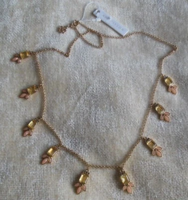 Collar con dije colgante de diamantes de imitación/esmalte de Ann Taylor  Foto 1 de 4