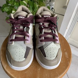 Zapatillas de skate Nike Dunk Scrap Latte para hombre DH7450-100 talla 7,5 - Imagen 1 de 24