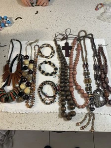 Vintage To Modern Bulk Lot Of 13 Wooden Necklaces Perfect For Use Or Craft - Picture 1 of 9