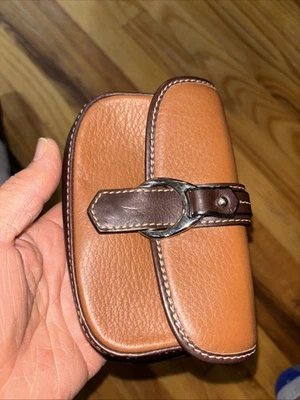 Bolso con hebilla de cuero marrón Dooney and Bourke Foto 1 de 4