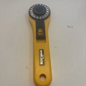 OLFA 45mm Taglierina Rotante Manico Durevole Coperchio Lama di Sicurezza con Lama Capesante Usato in Ottime Condizioni - Foto 1 di 9