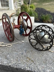 Juguetes de campana de hierro fundido de 1900 con caballos juguete para tirar para niños - Imagen 1 de 7