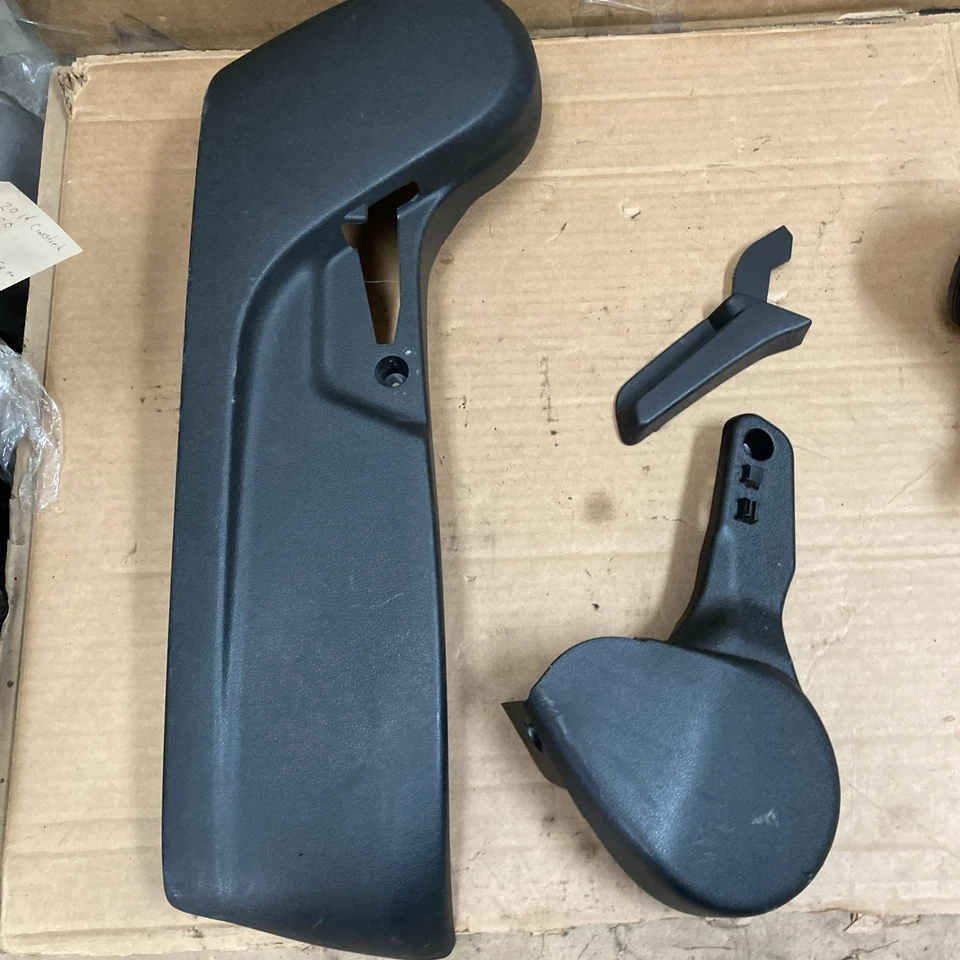 Capa de assento dianteira direita híbrida 2013 2014 Subaru Crosstrek XV AB811200 0049 - Imagem 1 de 4