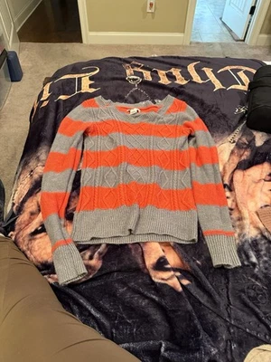Suéter SO Gris y Naranja Rayas LS-cuello en V con diseños de punto de cable-ME Foto 1 de 3