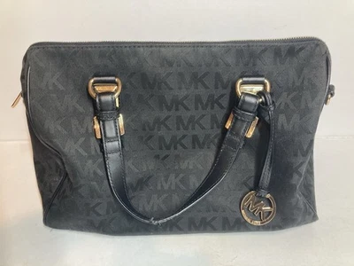 Сумка Michael Kors Grayson черная с логотипом MK нейлон средняя спортивная с золотыми акцентами - Изображение 1 из 4