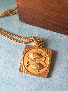 Vintage Pendentif Astrologie Signe Poisson en Plaqué Or et Chaine - Foto 1 di 2