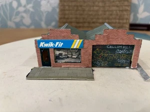 OO GAUGE Kwik Fit Garage As Shown - Picture 1 of 6