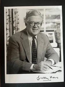 GEOFFREY HOWE - LATE GREAT CONSERVATIVE POLITICIAN - EXCELLENT SIGNED PHOTOGRAPH - Picture 1 of 1