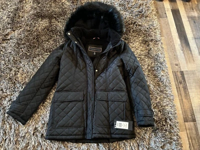 NUEVA Chaqueta Tommy Hilfiger Negra Diamante Acolchada Extraíble Imitación Piel Capucha PEQUEÑA Foto 1 de 4