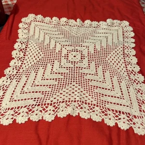 Vintage Handarbeit gehäkelt weiß Deckchen 14 Zoll Quadrat gewellter Rand Baumwolle - Bild 1 von 5