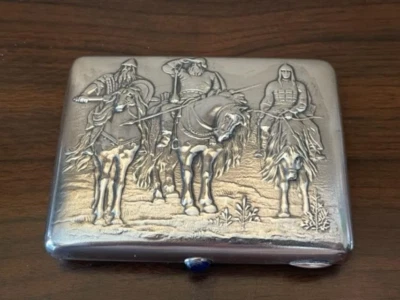 CAJA DE CIGARRILLOS RUSA 875 PLATA TRES HÉROES INTERIOR LAVADO DORADO 4 X 3 1/4" Foto 1 de 4