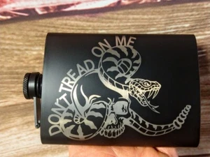 "Tread On Me" Schlange und Totenkopf graviert 8oz Edelstahl Flachmann - Bild 1 von 1