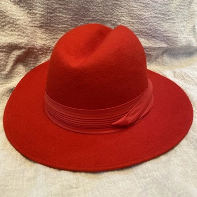 Sombrero de fieltro de lana rojo escarlata vintage con banda de satén hecho en EE. UU. Foto 1 de 4