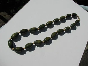 VTG.CZECH?RETRO DYED GREEN WOOD OBLONG ELONGATED CHUNKY BEAD NECKLACE SCREWCLASP - Picture 1 of 1