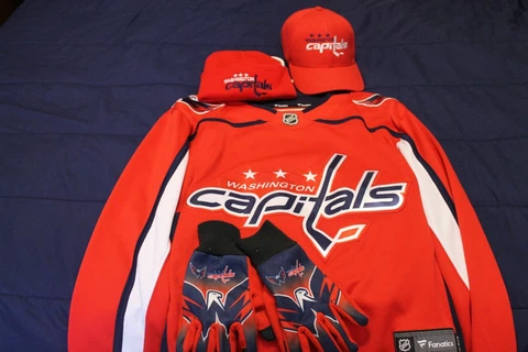 CAPITALS JERSEY W/ACCESSORIES: wool cap, gloves, coffee mug Cover