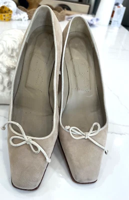 Zapatos de salón Joan & David beige con ribete crema/arco gamuza 2" tacón bloque, talla 7 M Foto 1 de 4