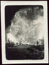 pphoto ancienne . Scouts avec l'Abbé Boillot .grotte du Jura . 1928