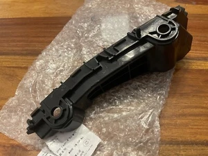 Soporte parachoques trasero izquierdo MG ZS 20-23 NUEVO GENUINO 10562299 AR4 - Imagen 1 de 7
