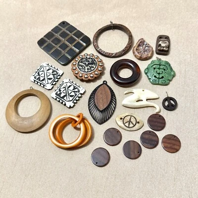 Lote de colgantes y dijes vintage - madera natural, hueso, cuero, coco y nuez de tagua  Foto 1 de 4