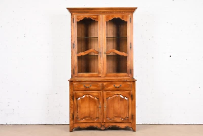 Librería Ethan Allen Provincial Francés Luis XV Abedul Sólido Iluminado Breakfront Foto 1 de 4