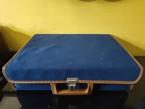 Cassette Tape Case Blue Soft Felt with handle holds 30 cassettes Vintage! - Picture 1 of 3