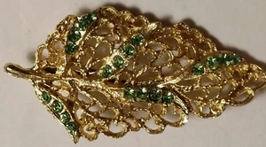 VINTAGE GOLD FILIGREE LEAF PIN WITH GREEN RHINESTONES - Picture 1 of 7