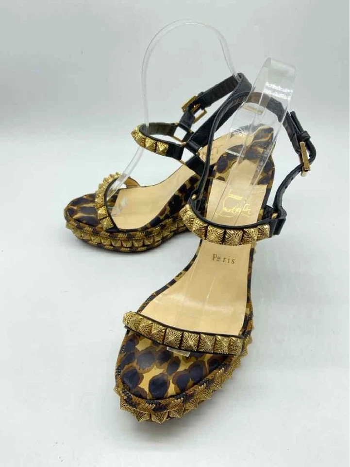 Tacones Christian Louboutin marrón talla 39 cuña Foto 1 de 4