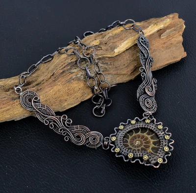 Hermoso collar hecho a mano de piedras preciosas de amonita envuelto en alambre de cobre joyería Foto 1 de 4