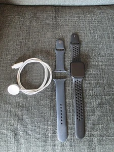 Apple Watch Series 8 45MM Midnight Alum GPS W/ Nike sports band M/L Band - Zdjęcie 1 z 8