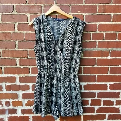 Romper One Clothing Los Angeles Juniors tamanho M preto branco asteca sem mangas - Imagem 1 de 4