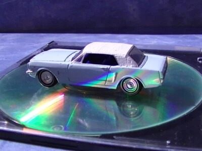 ДЖОННИ МОЛНИЯ 1999 Playing Mantis FORD MUSTANG 1/64 Отдельная - Изображение 1 из 4