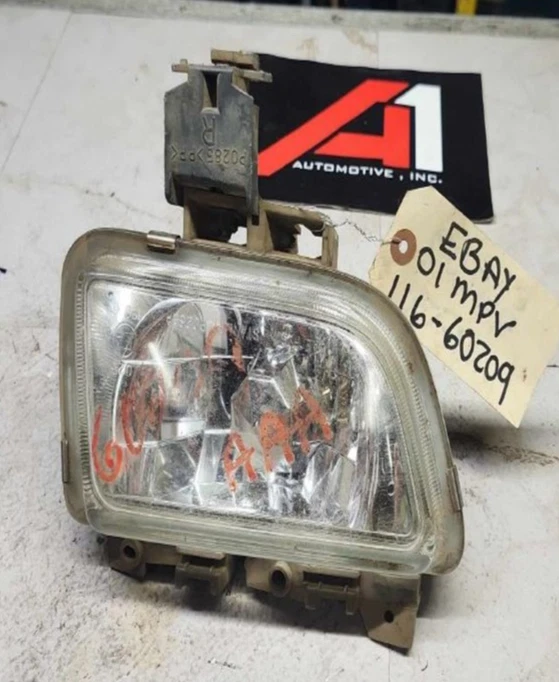 Luz antiniebla para pasajero derecho Mazda MPV 2000-2001 montada en parachoques OEM Foto 1 de 4