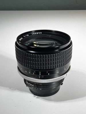 Near MINT+ Nikon Ai-s Ais Nikkor 85mm f1.4 MF Portrait Lens - Image 1 of 4