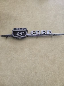 Ford F100 1959 camioneta capó emblema lateral lanza OEM #1006865 LH - Imagen 1 de 4