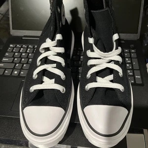 Size 6 Kids -Converse Chuck Taylor All Star Lugged Lift High Black And White - Picture 1 of 5