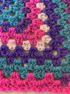 Manta bebé afgana multicolor ganchillo suave 28 X 29” hecha a mano NUEVA - Imagen 1 de 5