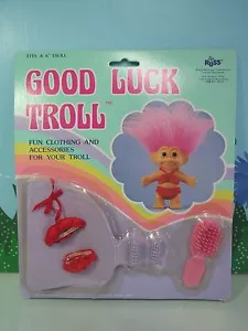 OUTFIT BIKINI ROSSO, SPAZZOLA E SCARPE - Bambola Russ Troll - NUOVO - Foto 1 di 2