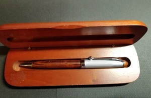 PENNA VINTAGE TORSIONE LEGNO CILIEGIO CON CUSTODIA CUSTODIA NON MARCATA 6 5/8" PER 2 1/4" - Foto 1 di 3