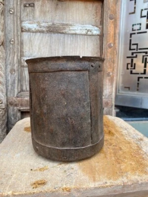 Antigua maceta de hierro hecha a mano para medir granos Payali de 1850 Foto 1 de 4