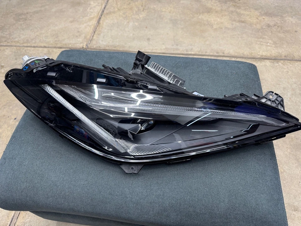 Chevrolet Corvette 2020-2024 conjunto de faros lado derecho del pasajero LED OEM 85545919 Foto 1 de 4