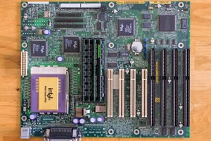 Intel VS440FX Socket 8 Motherboard with Pentium Pro 200MHz, 256kB and 128MB RAM - Bild 1 von 5