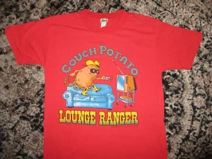 T-SHIRT DIVANO PATATE vintage anni 80 Lone LOUNGE RANGER guardando TV rossa punto singolo MD - Foto 1 di 4