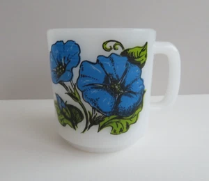 Vintage Glasbake Milchglas Morning Glory Becher - Bild 1 von 3