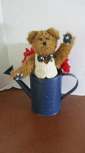AMERICANA~Patriótica LATA DE AGUA AZUL con OSO ARTICULADO PATRIÓTICO Y FLORES - Imagen 1 de 4