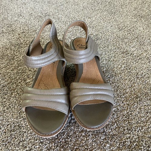 CLARKS Collection Sandali donna con zeppa Hazelle Alba taglia 6 5 tortora tacco 2 5 pollici