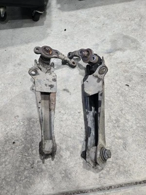 Par de braços de controle inferiores dianteiros Datsun 280zx 1979-83 com juntas esféricas  - Imagem 1 de 4