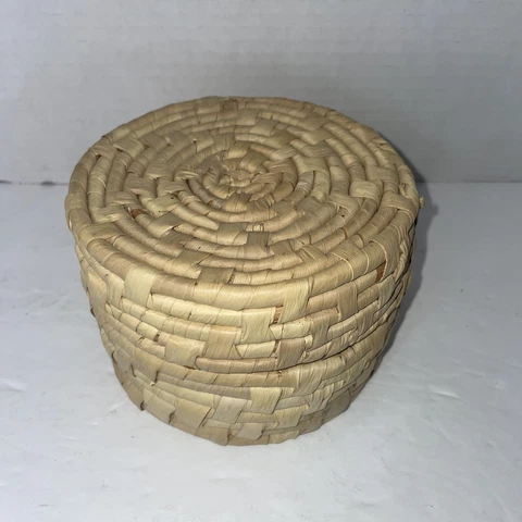 Sweet Grass Basket With Lid 5 inch diameter Vintage Cover